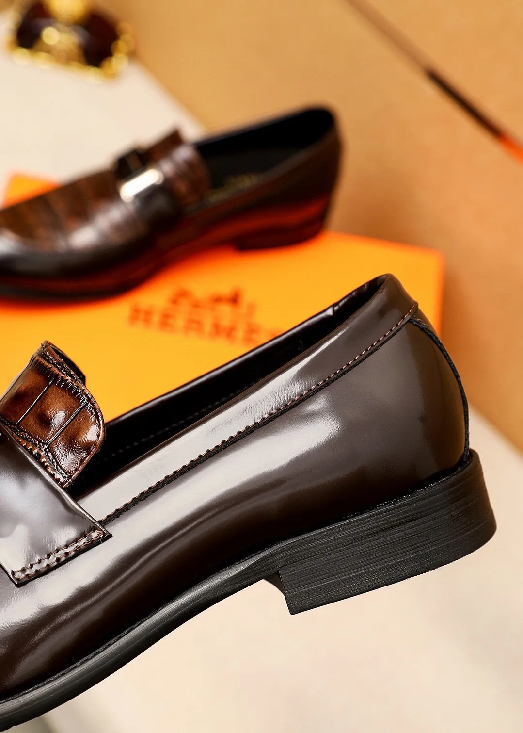 Men's shoes 💰480 💐 Product trademark: HERMES "Hermès" casual leather shoes Regular size: 39-44 (38.45.46🉑️Customized) Product materials: Selected imported first-layer calfskin embossed upper + classic hardware buckle, imported water-dyed cowhide lining. Strong three-dimensional visual effect, combined outsole Color: 2⃣️colors available